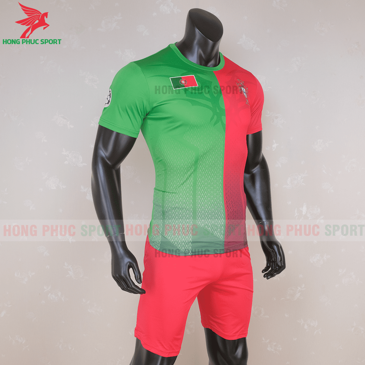 Áo đấu tuyển Bồ Đào Nha phiên bản fan(phải)