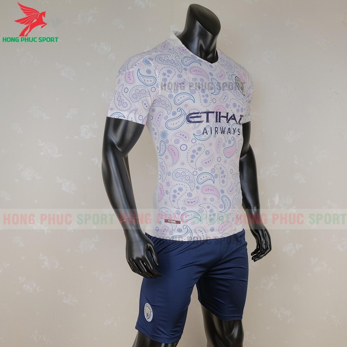 Áo đáu Manchester City mẫu thứ 3(phải)