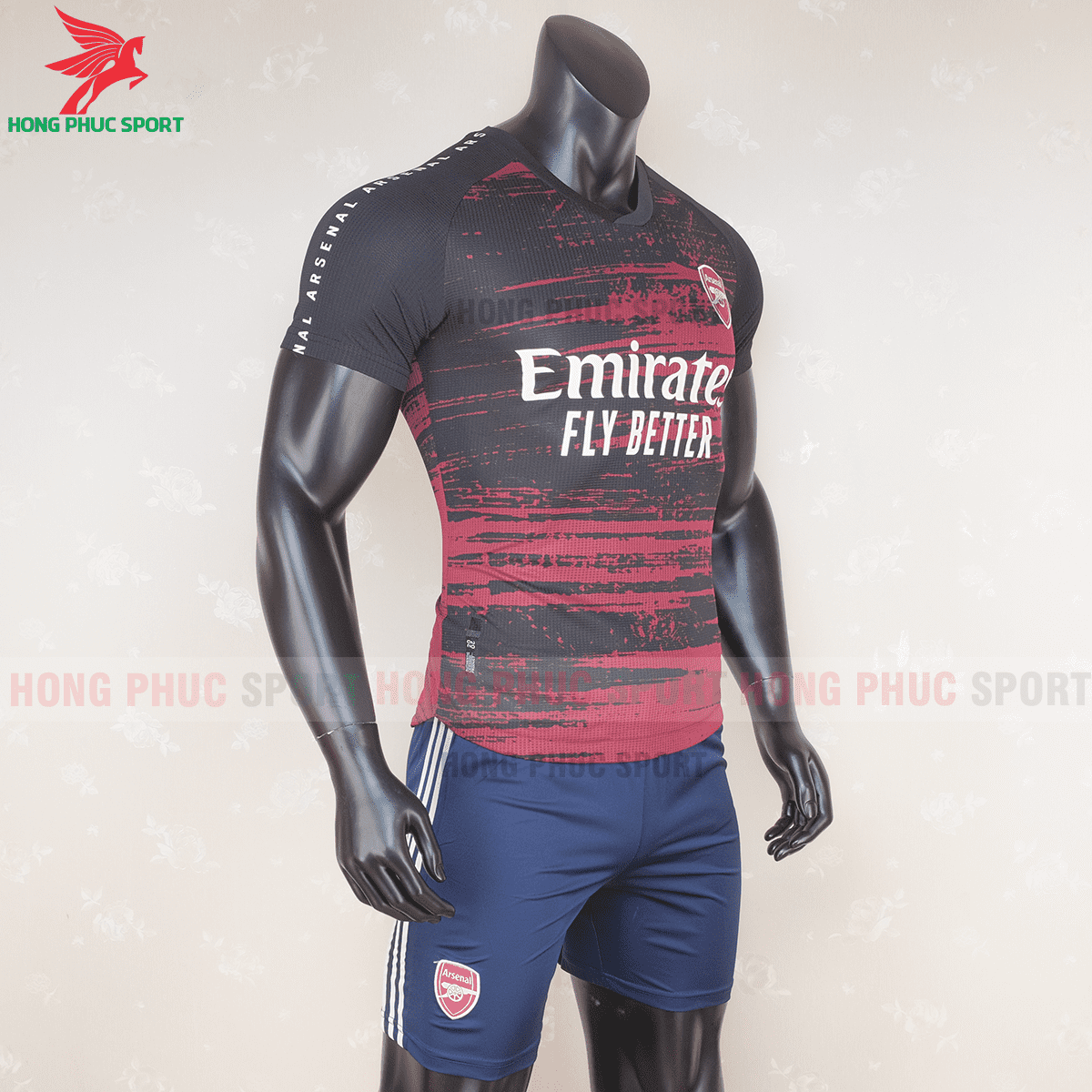 Áo đấu Arsenal 2020 2021 trước trận đấu(phải)
