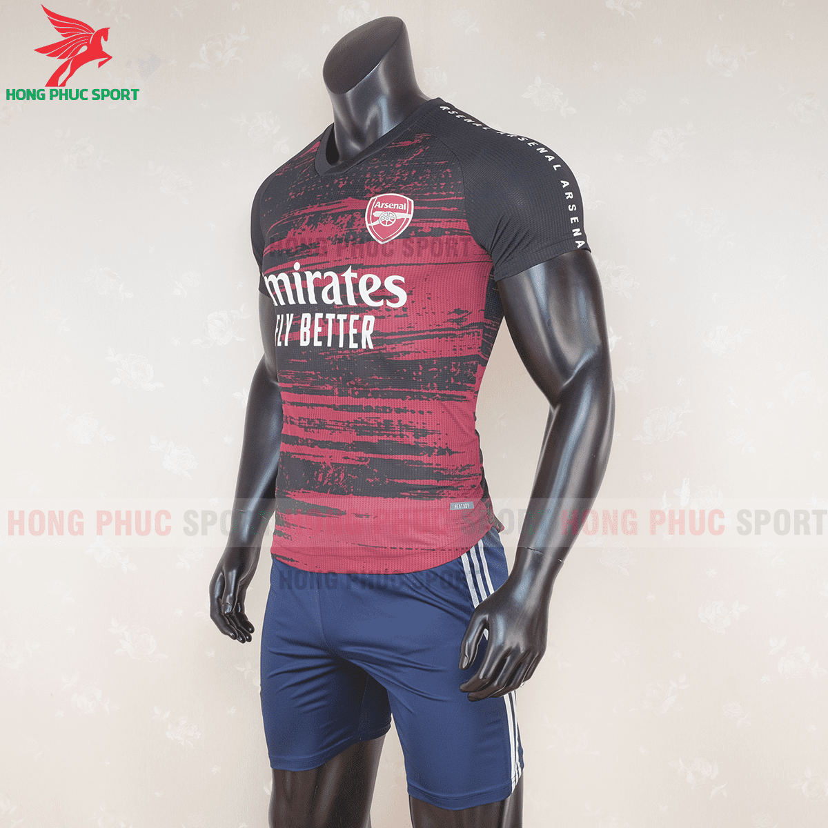 Áo đấu Arsenal 2020 2021 trước trận đấu(trái)