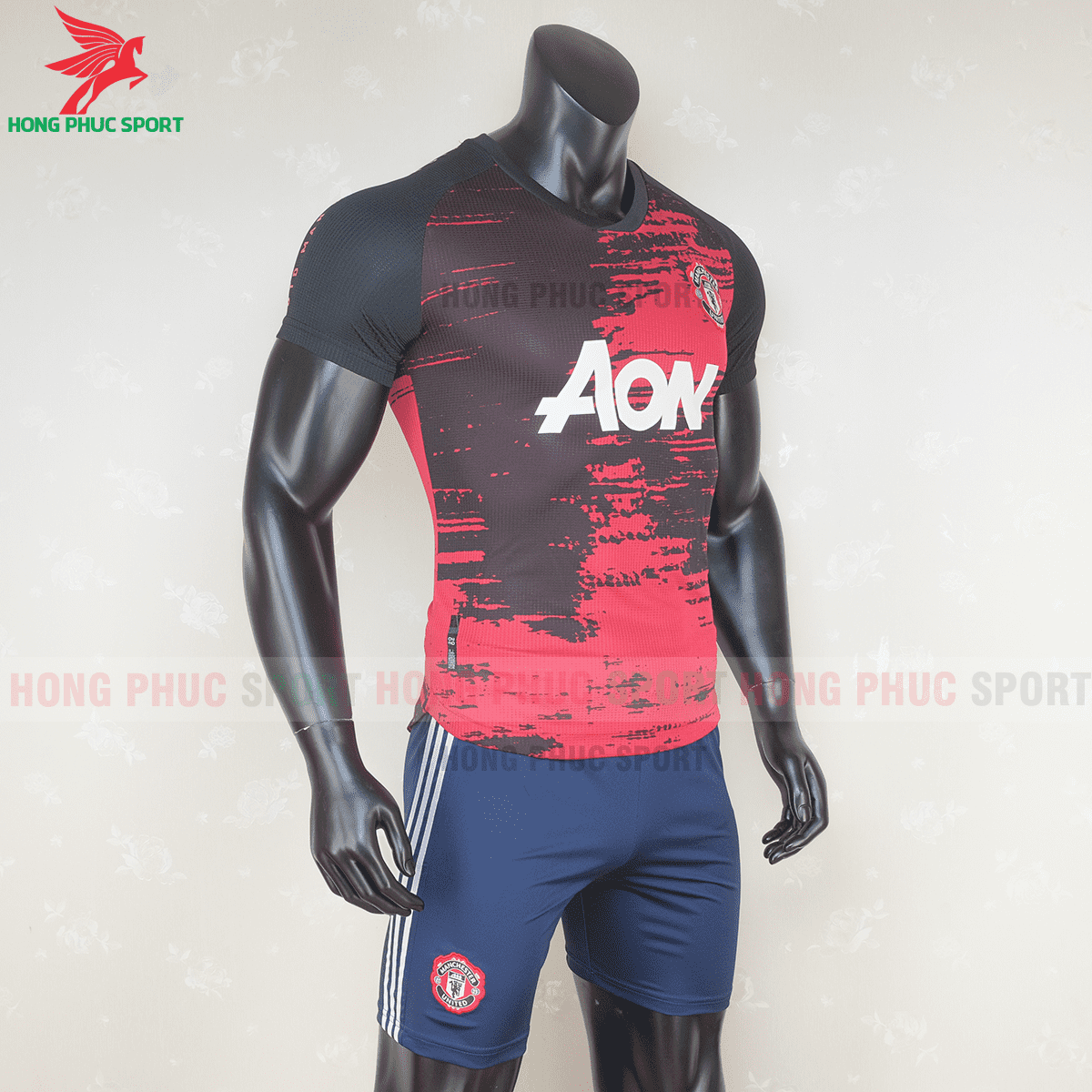 Áo đấu Manchester United 2020 2021 trước trận đấu(phải)