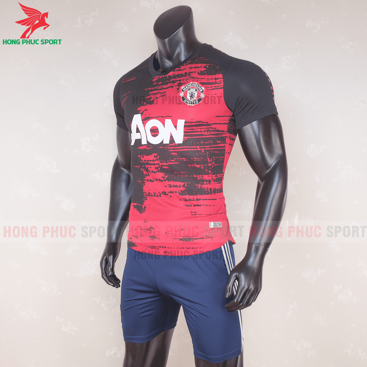 Áo đấu Manchester United 2020 2021 trước trận đấu(trái)