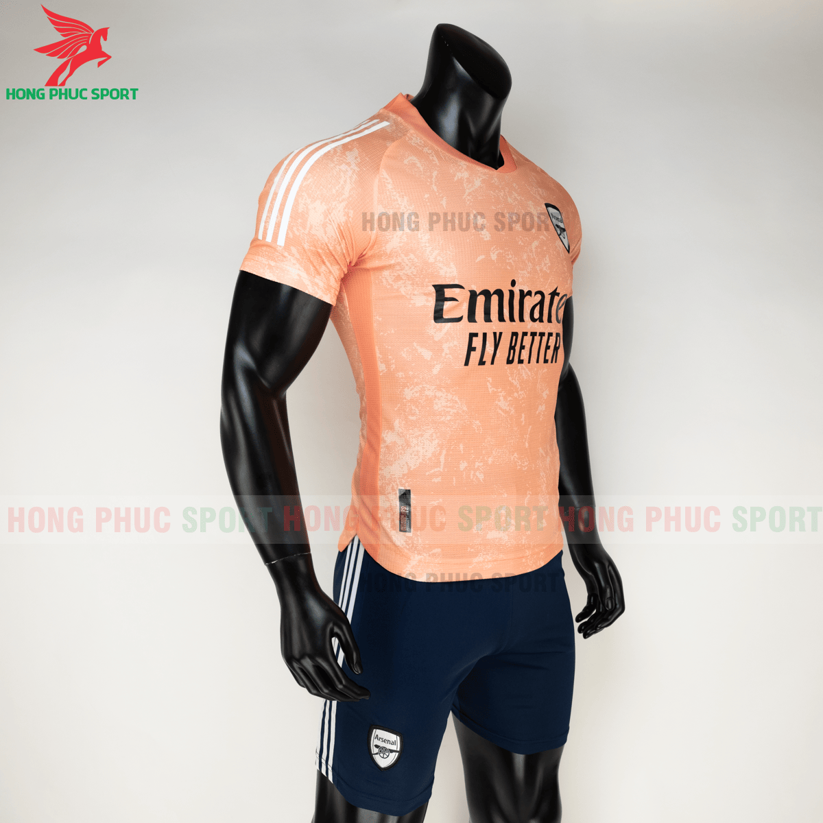 Áo đấu Arsenal 2020 phiên bản fan hàng Thailand (phải)