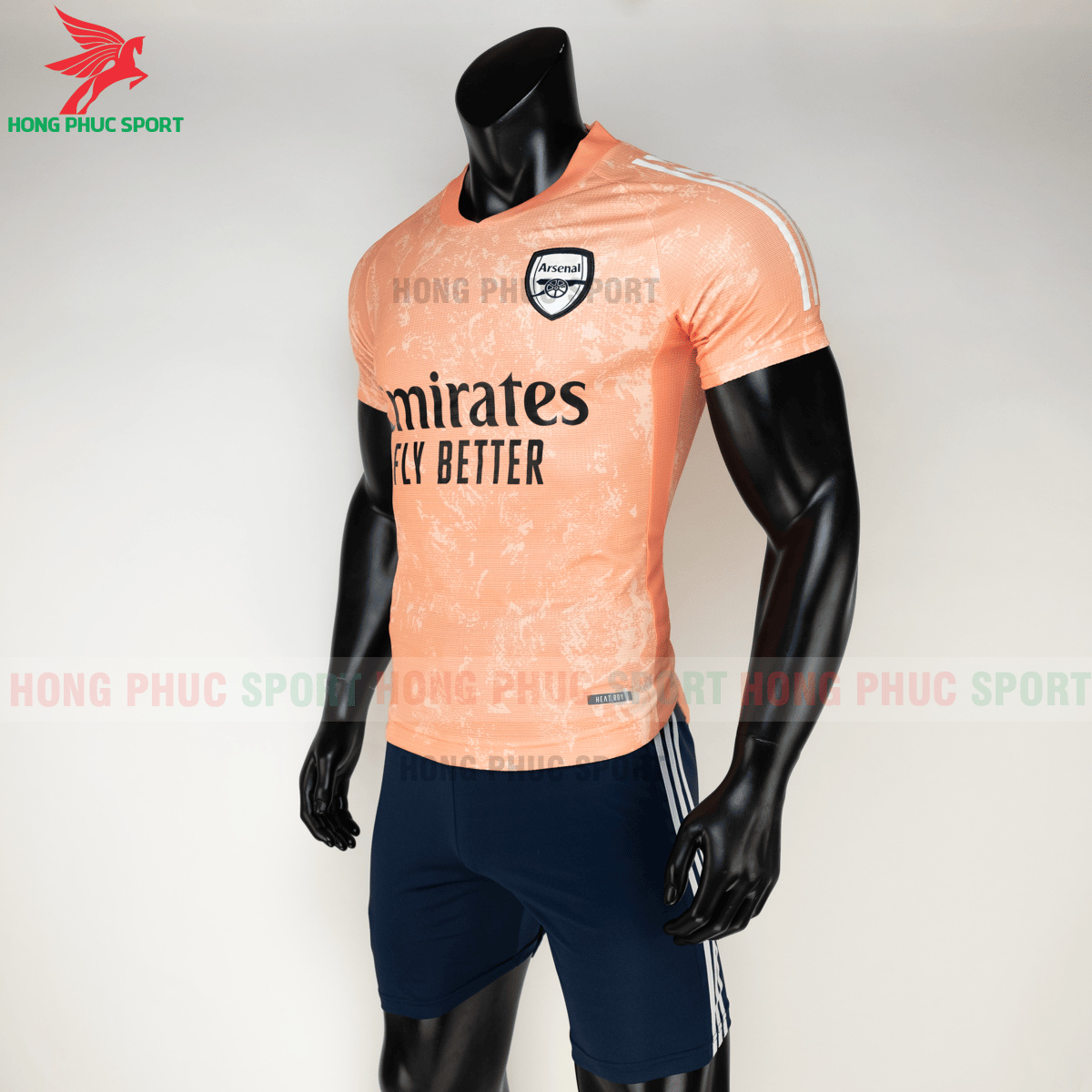 Áo đấu Arsenal 2020 phiên bản fan hàng Thailand (trái)