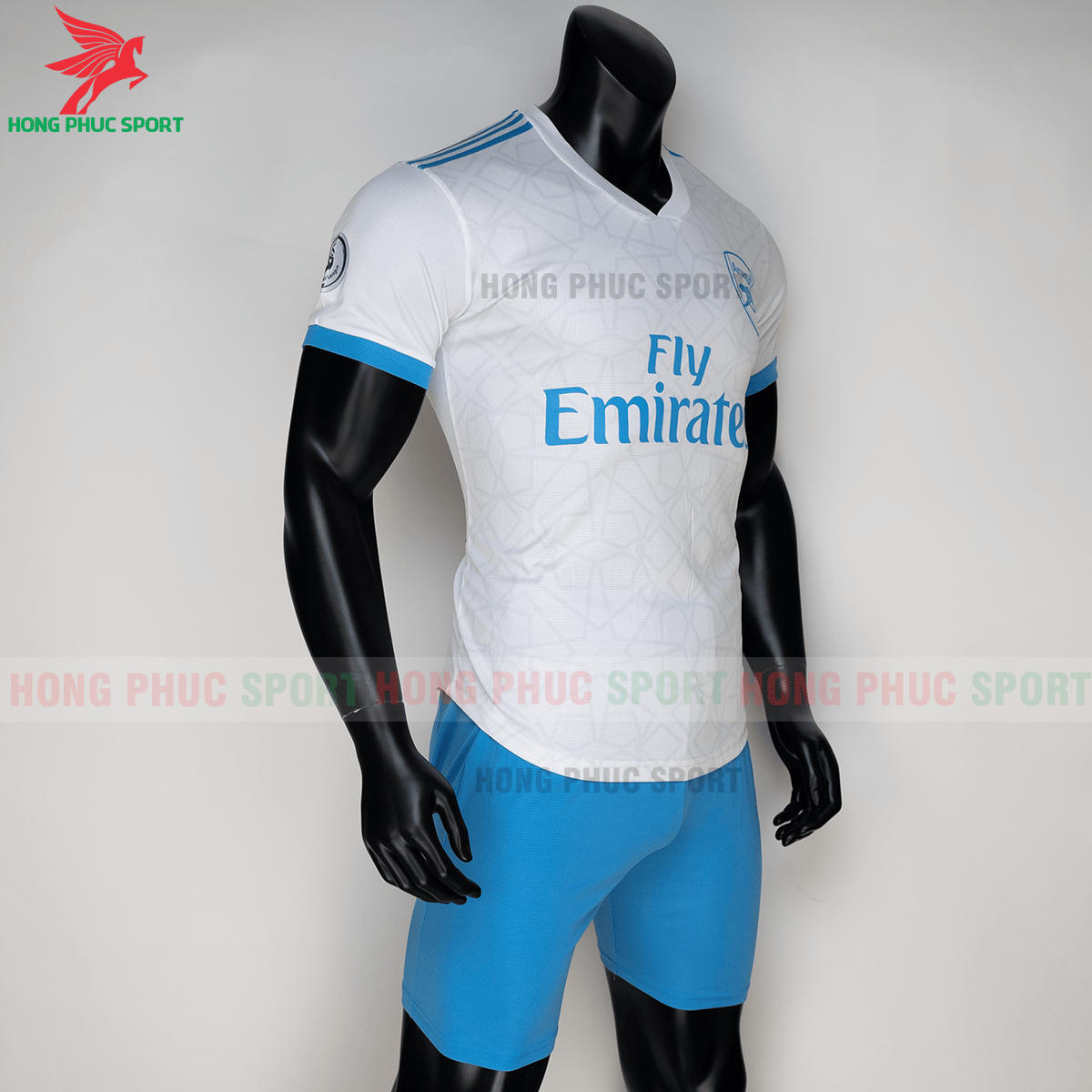 Áo đấu Arsenal 2020 phiên bản fan (phải)