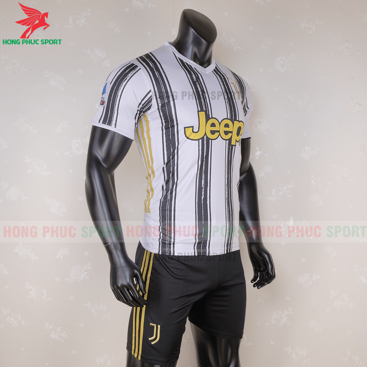 Áo đấu Juventus 2020 sân nhà (phải)
