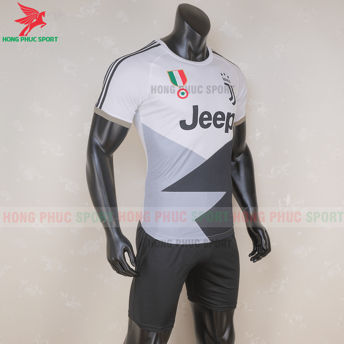 Áo đấu Juventus 2020 phiên bản Fan 3 (phải)