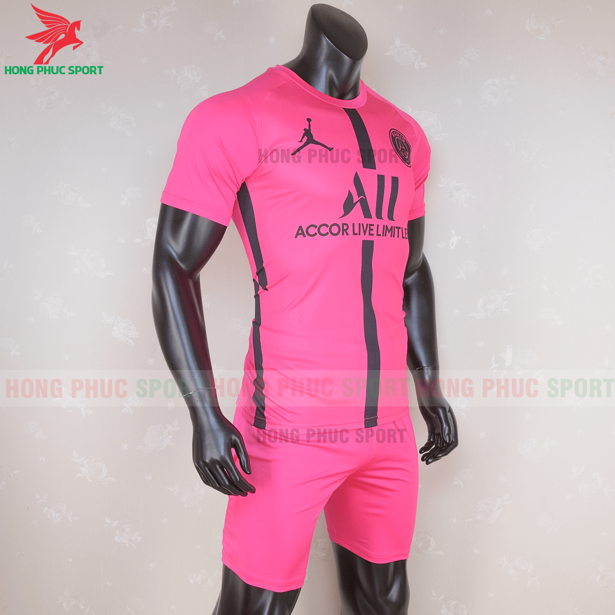 Áo đấu PSG 2020 mẫu thứ 4 (phải)