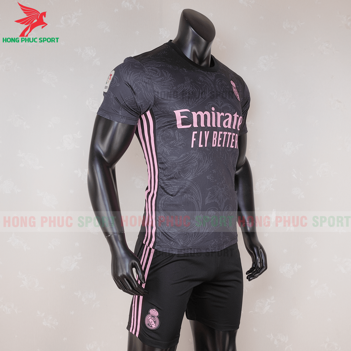 Áo đấu Real Madrid 2020 mẫu thứ 3 (phải)