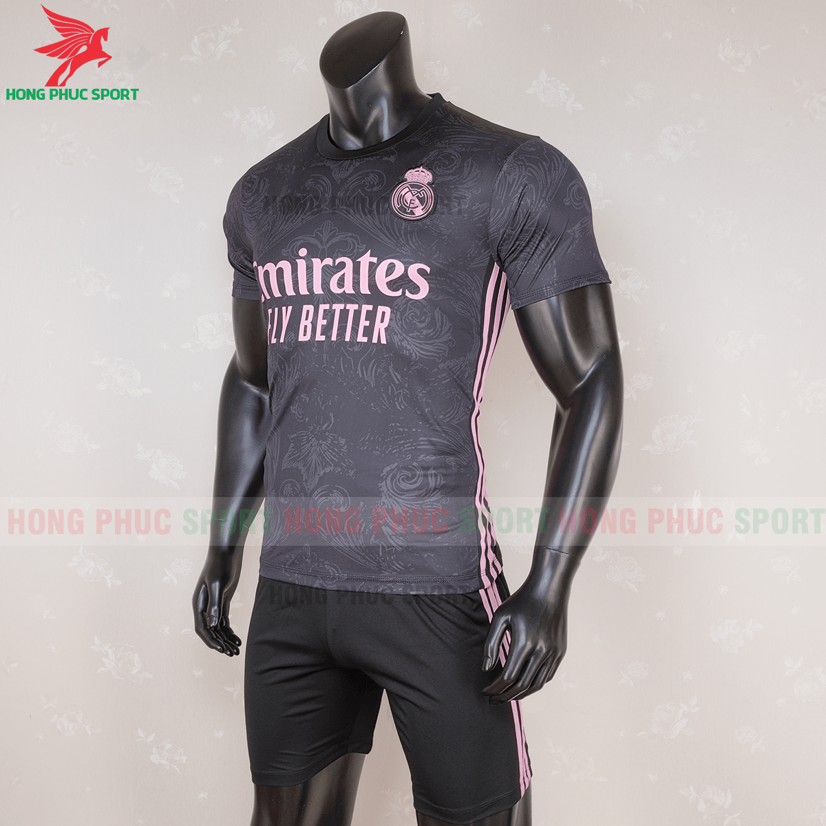 Áo đấu Real Madrid 2020 mẫu thứ 3 (trái)