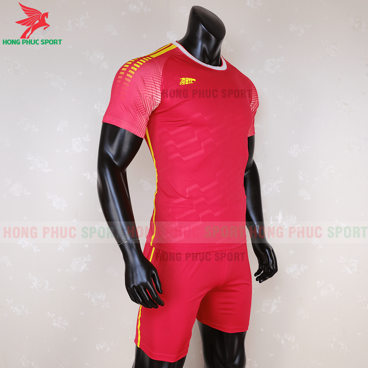 Áo không logo Riki Quator 2020 màu đỏ (phải)