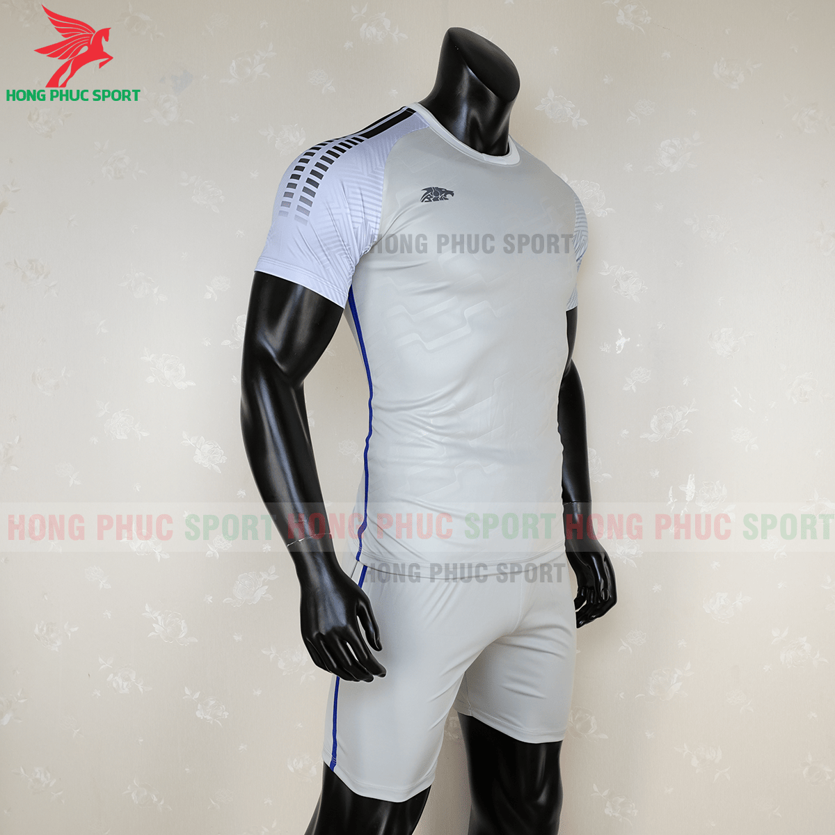 Áo không logo Riki Quator 2020 bạc (phải)