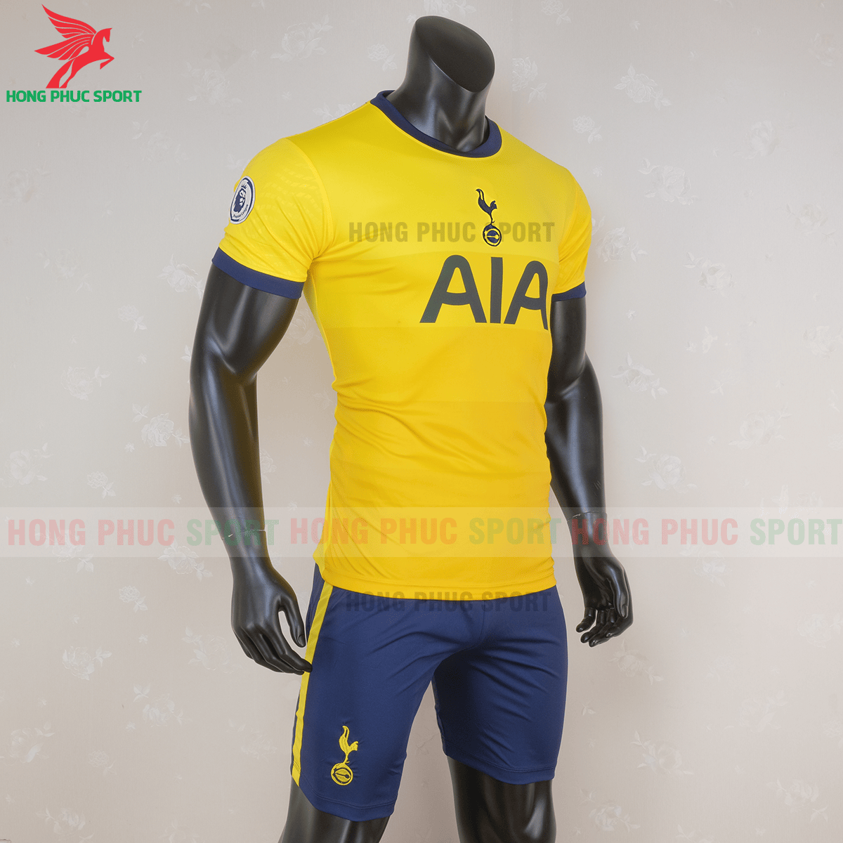 Áo đấu Tottenham 2020 mẫu thứ 3 (phải)
