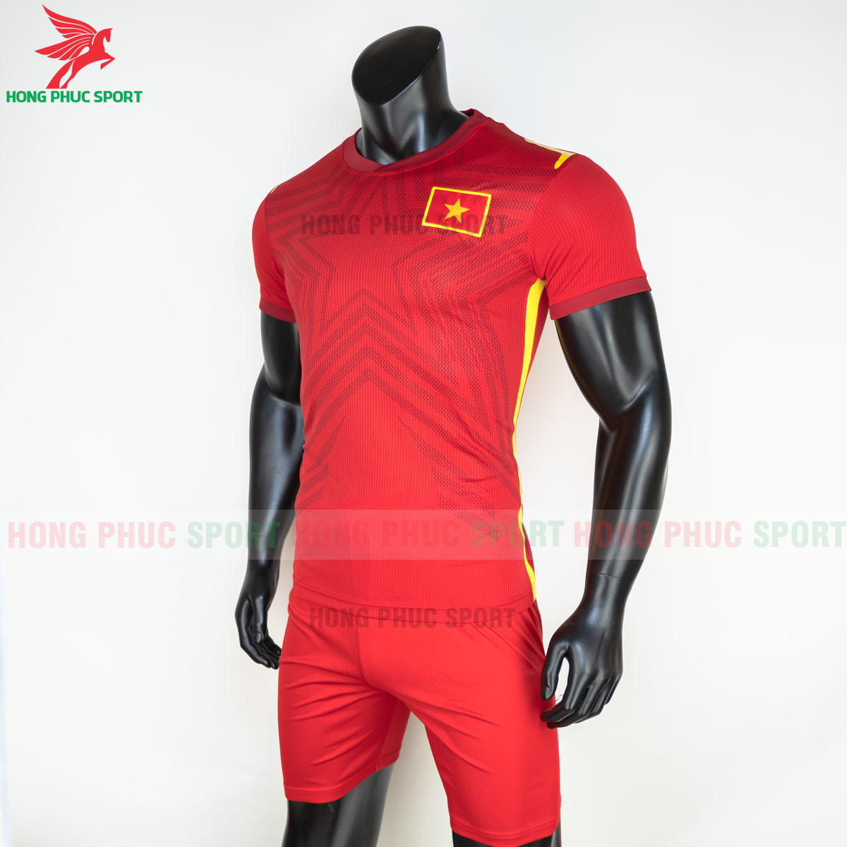 Áo đấu tuyển Việt Nam 2021 sân nhà (trái)
