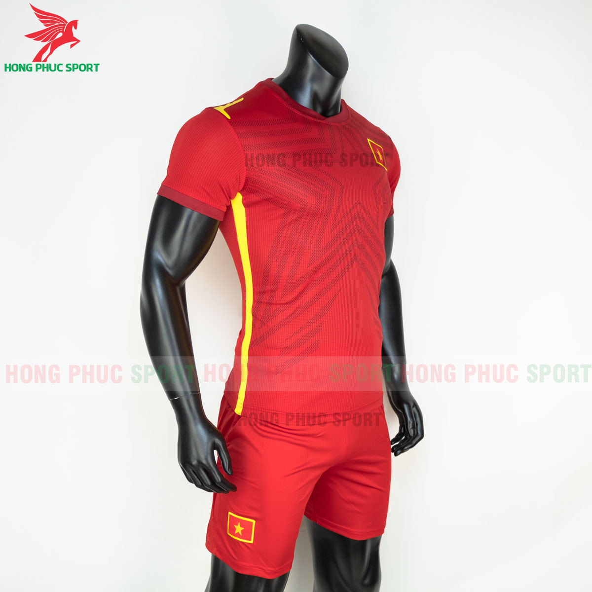 Áo đấu tuyển Việt Nam 2021 sân nhà (trái)