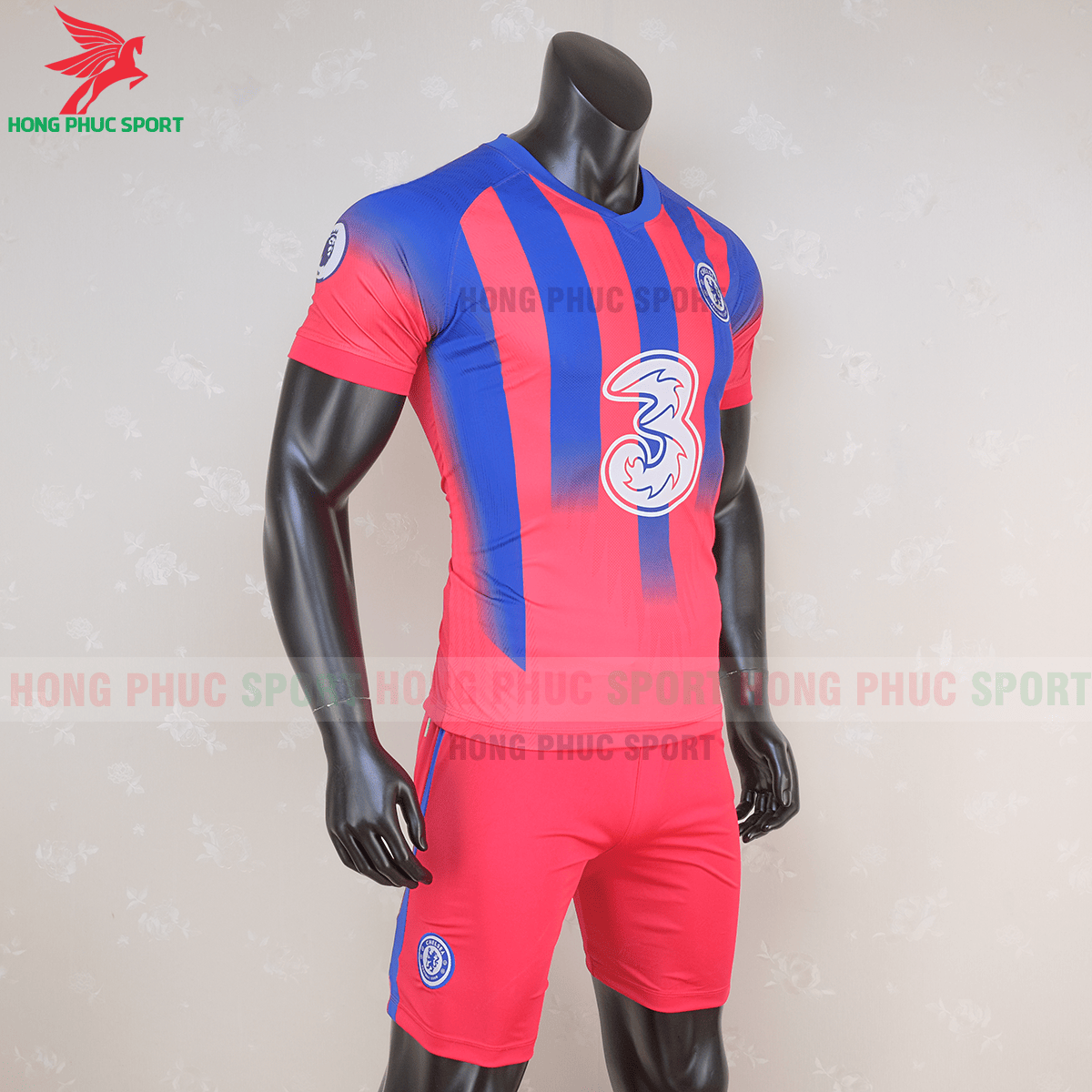 Áo đấu Chelsea 2020 mẫu thứ 3 (phải)