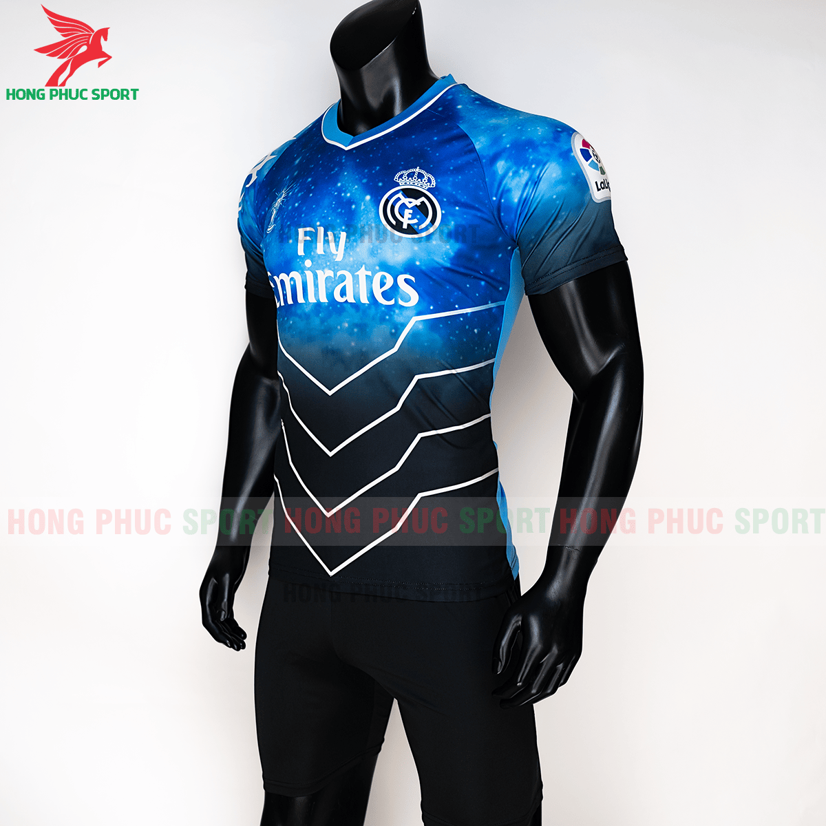 Áo đấu Real Madrid 2020 phiên bản Fan 2 (trái)