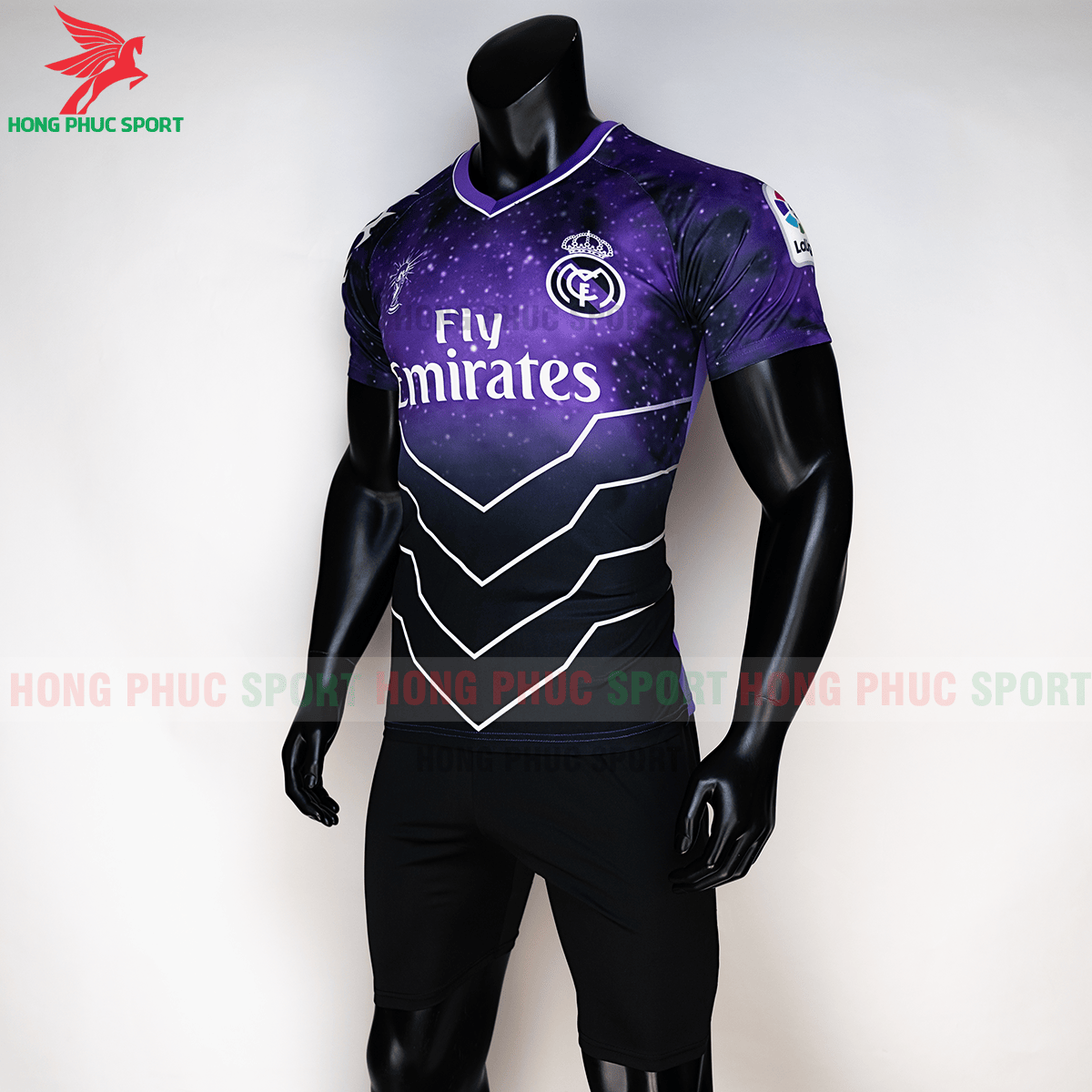 Áo đấu Real Madrid 2020 phiên bản Fan 1 (trái)