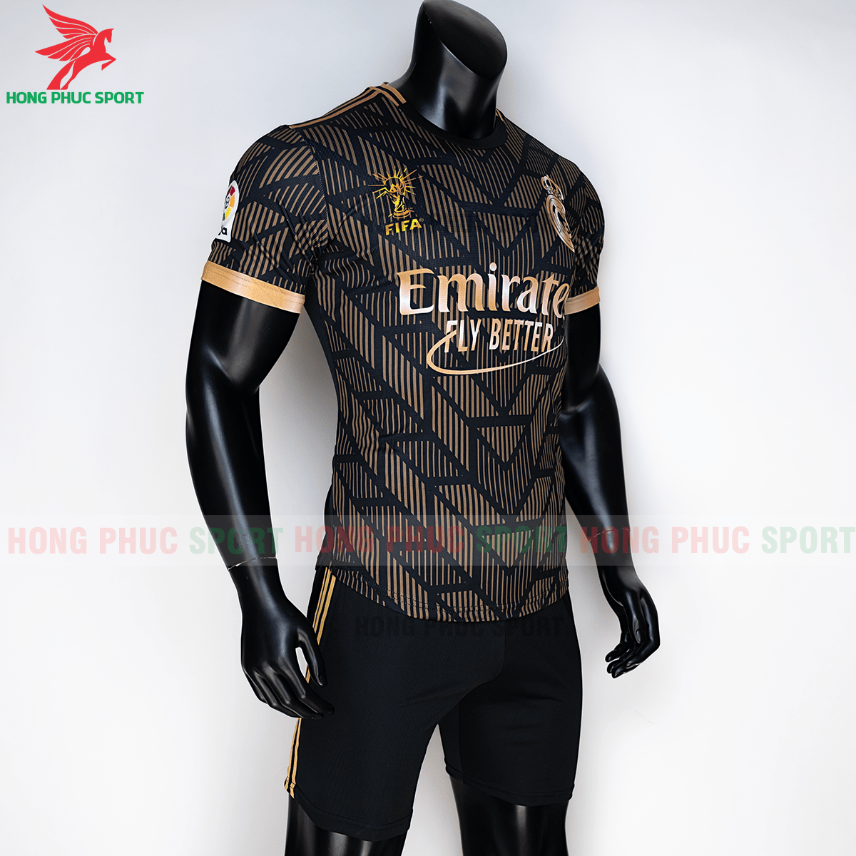 Áo đấu Real Madrid 2020 phiên bản Fan (phải)
