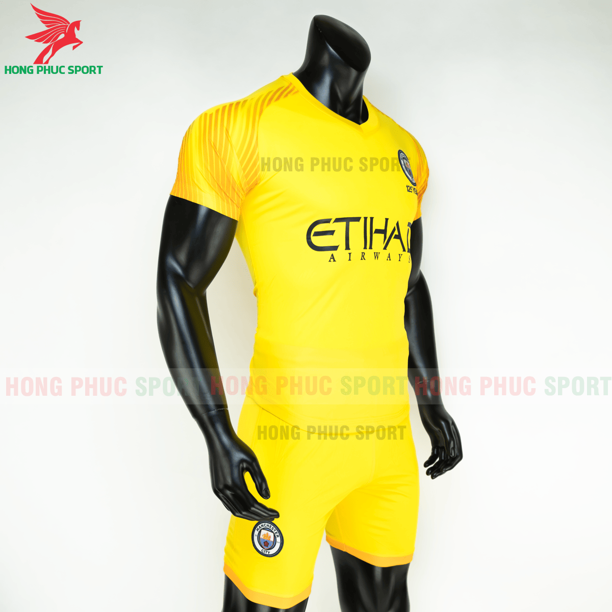 Áo đá bóng thủ môn Manchester City 2019 2020 mẫu thứ 3 (phải)