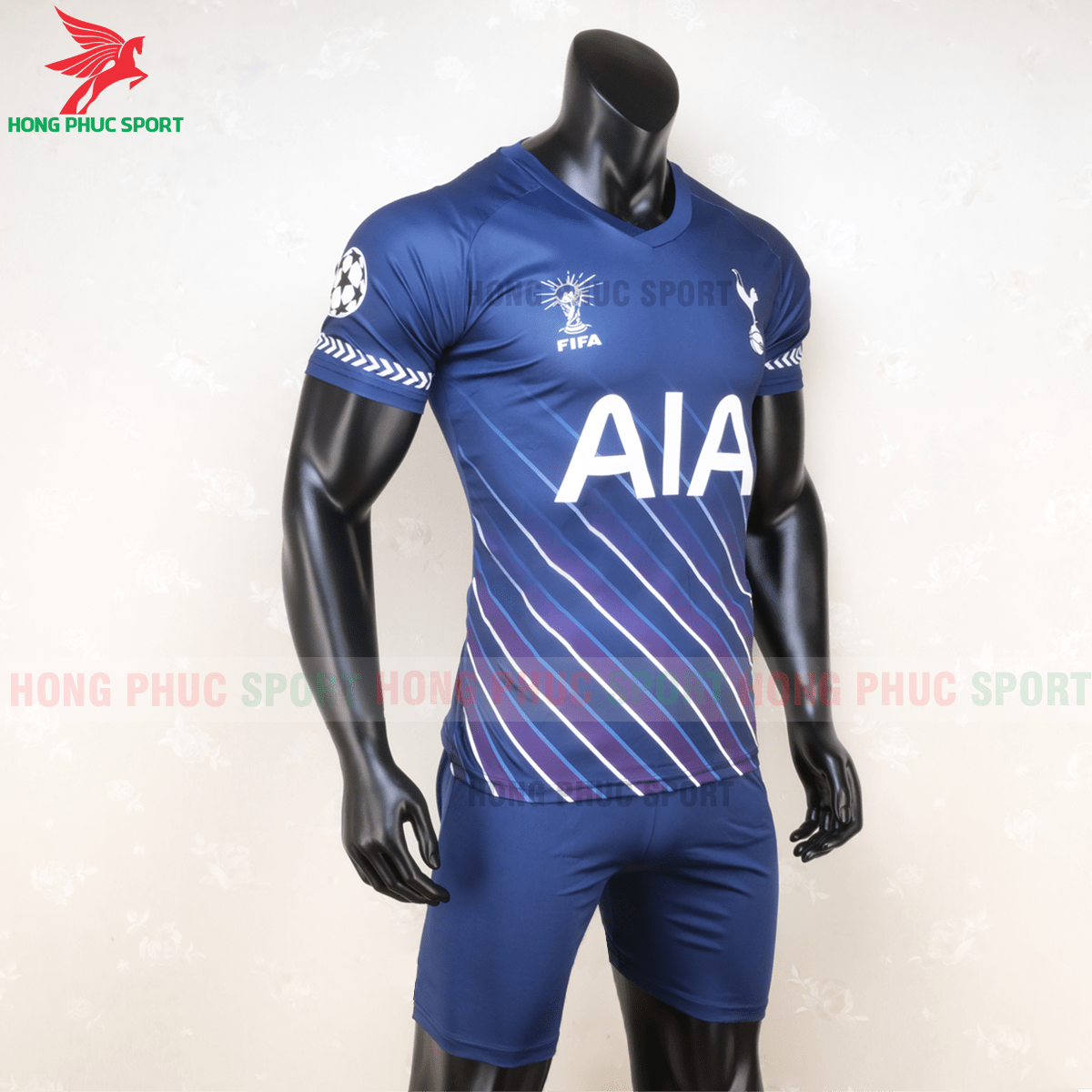 Áo đấu Tottenham 2020 phiên bản fan (phải)