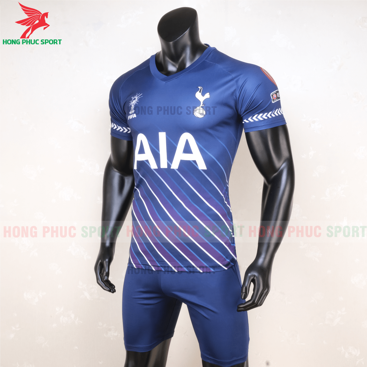 Áo đấu Tottenham 2020 phiên bản fan (trái)