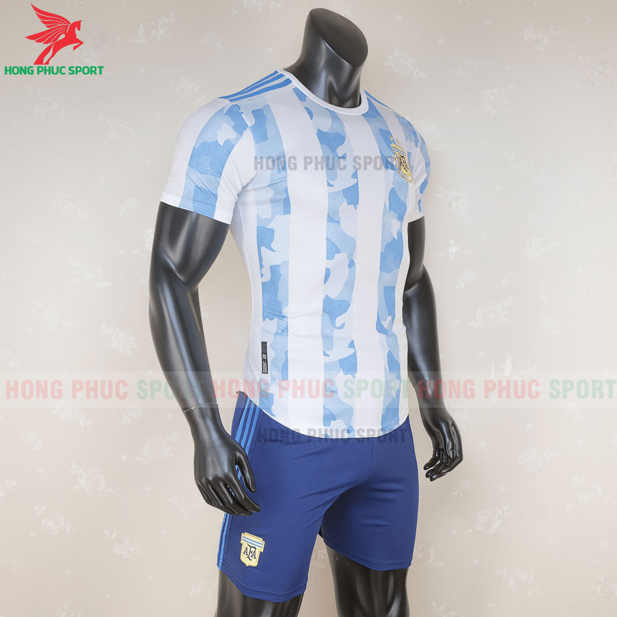 Áo đấu tuyển Argentina 2020 sân nhà (phải)