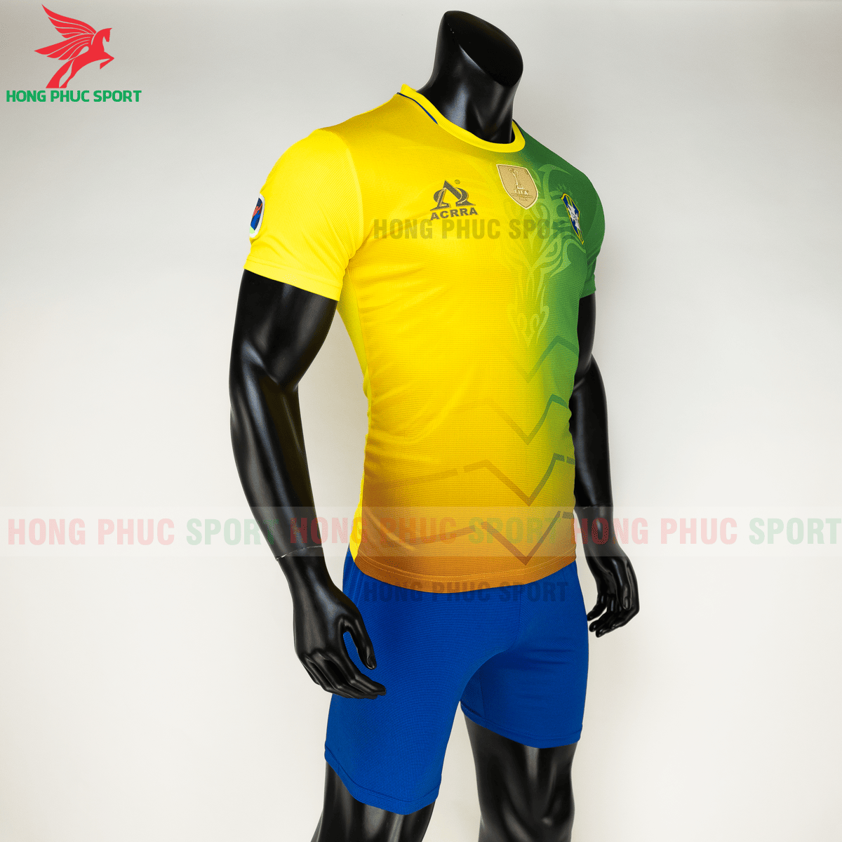 Áo tuyển Brazil 2020 phiên bản Fan hàng dệt (phải)