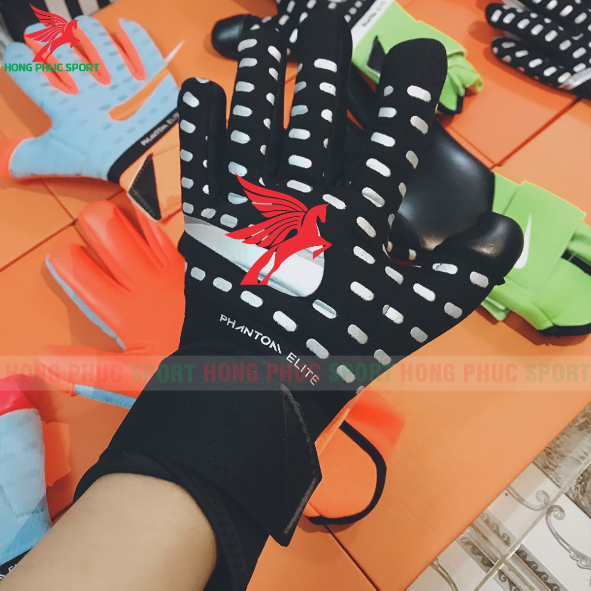 Găng tay thủ môn NIKE không xương màu đen - đai quấn đen