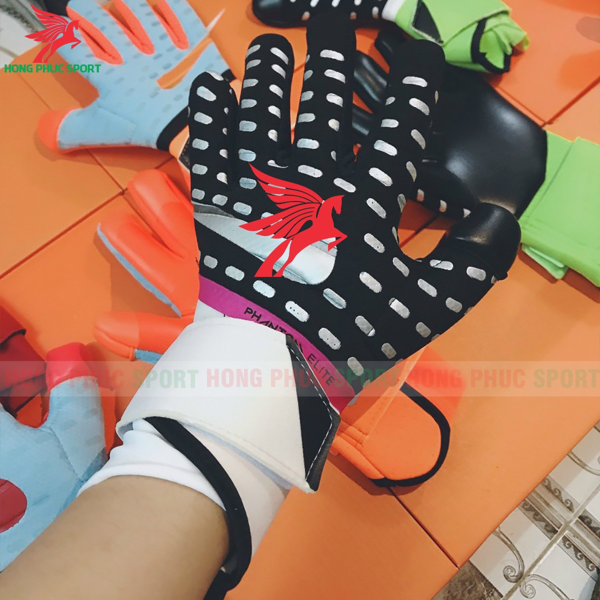 Găng tay thủ môn NIKE không xương màu đen - đai quấn trắng