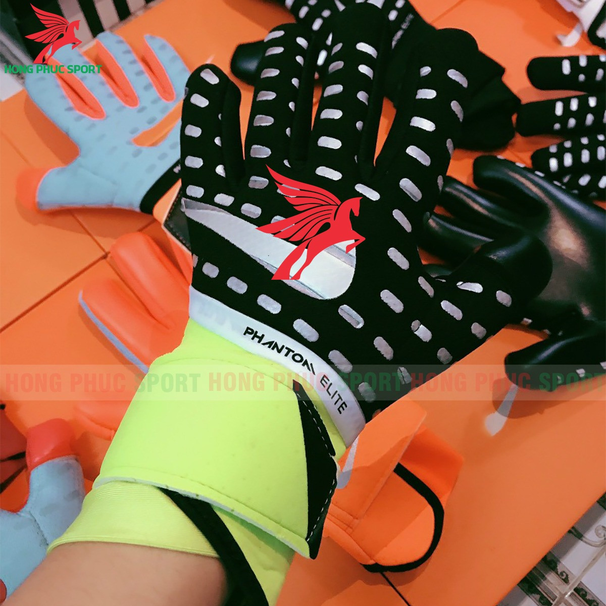 Găng tay thủ môn NIKE không xương màu đen - đai quấn xanh