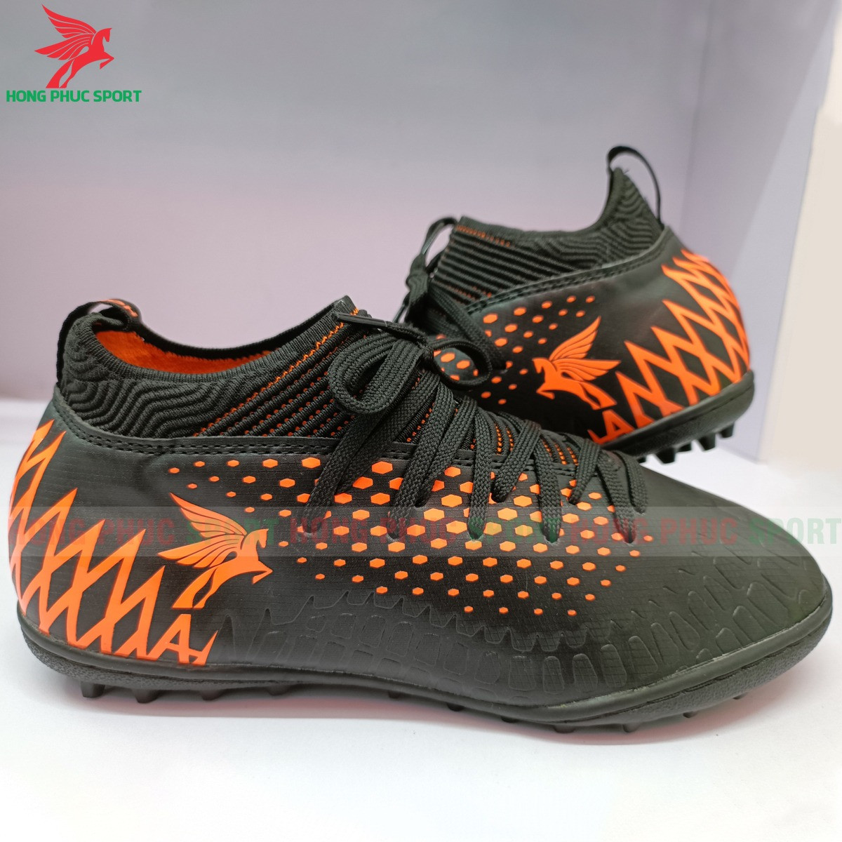 GIÀY BÓNG ĐÁ CỔ CAO HỒNG PHÚC SPORT HP22 ĐEN CAM - SÂN CỎ NHÂN TẠO